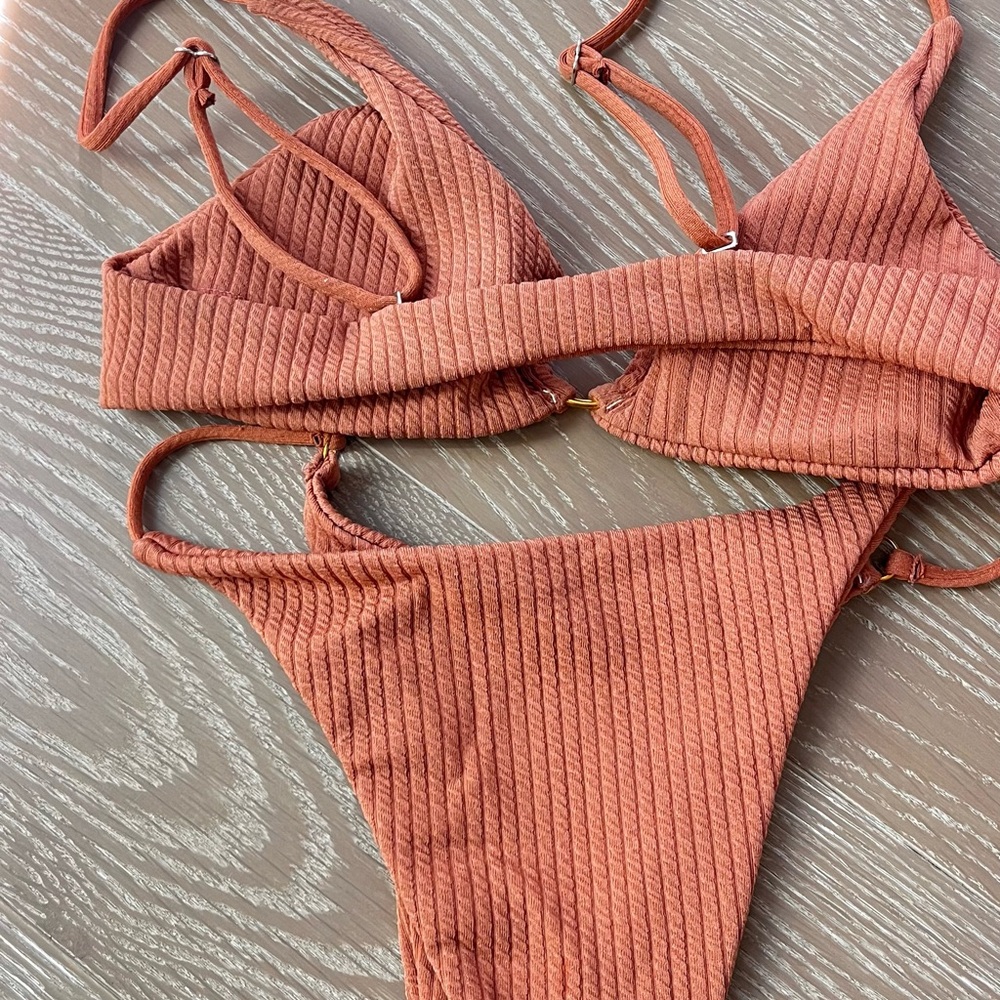 Amazon Rust Ribbed Ring-Front Bikini Set - Picture 4 of 4